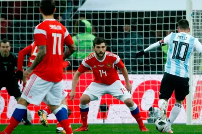 Con gol de Sergio Agüero, la Argentina derrotó sobre el final a Rusia