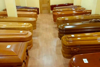 Una funeraria fue denunciada por revender ataúdes usados