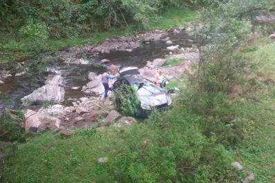 Volvían de Tafí del Valle, desbarrancaron y terminaron en el río