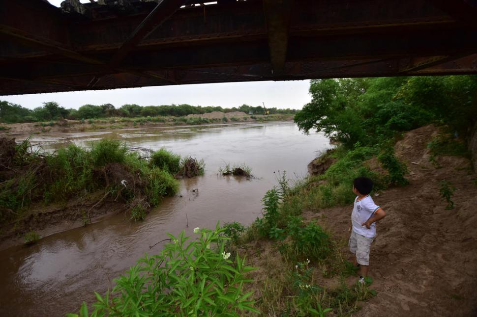 DESBORDE. En La Madrid, en abril, el Marapa creció y destrozó todo a su paso. Un niño observa el caudaloso río. la gaceta / foto de Osvaldo Ripoll (archivo)