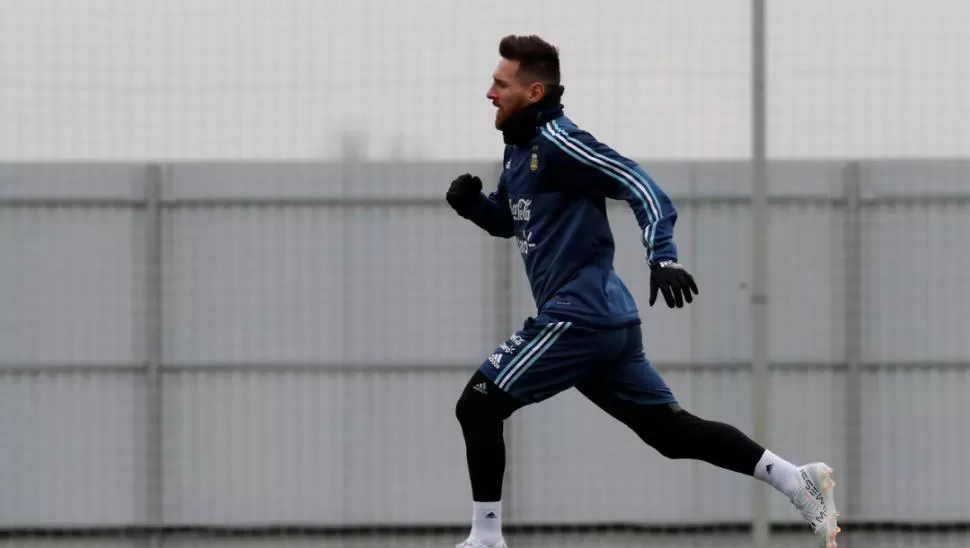 EL “AS”. Sampaoli espera armar un equipo que juegue para Messi, su mejor carta. Reuters