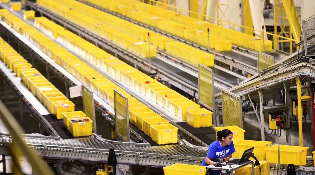 MERCADO CONVERGENTE. Amazon adquirió una gran tienda tradicional para fortalecer su sistema de distribución de mercadería en todos los canales. REUTERS