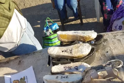 Narcosandalias: tres bolivianas transportaban cocaína en las plantillas de sus zapatos