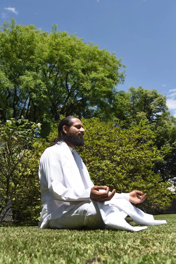 AL SOL. Swami medita en el jardín de una casa de Yerba Buena. LA GACETA / FOTO DE ANALÍA JARAMILLO.-