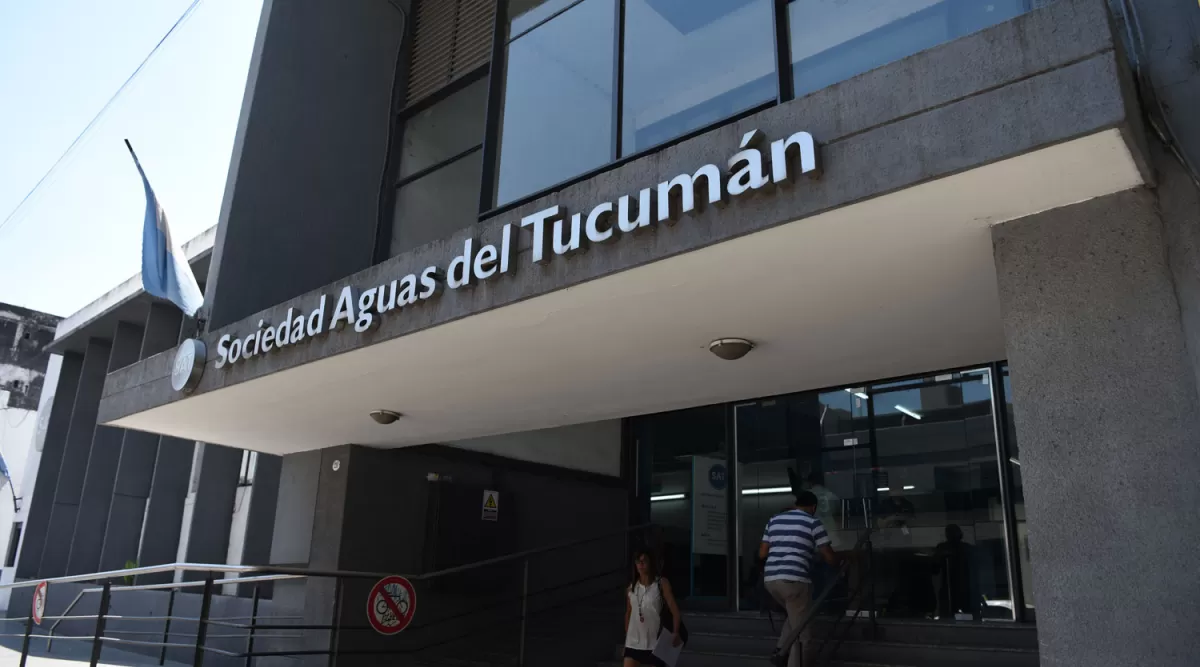 SOCIEDAD AGUAS DEL TUCUMÁN. La sede de la empresa, en la calle Monteagudo. ARCHIVO