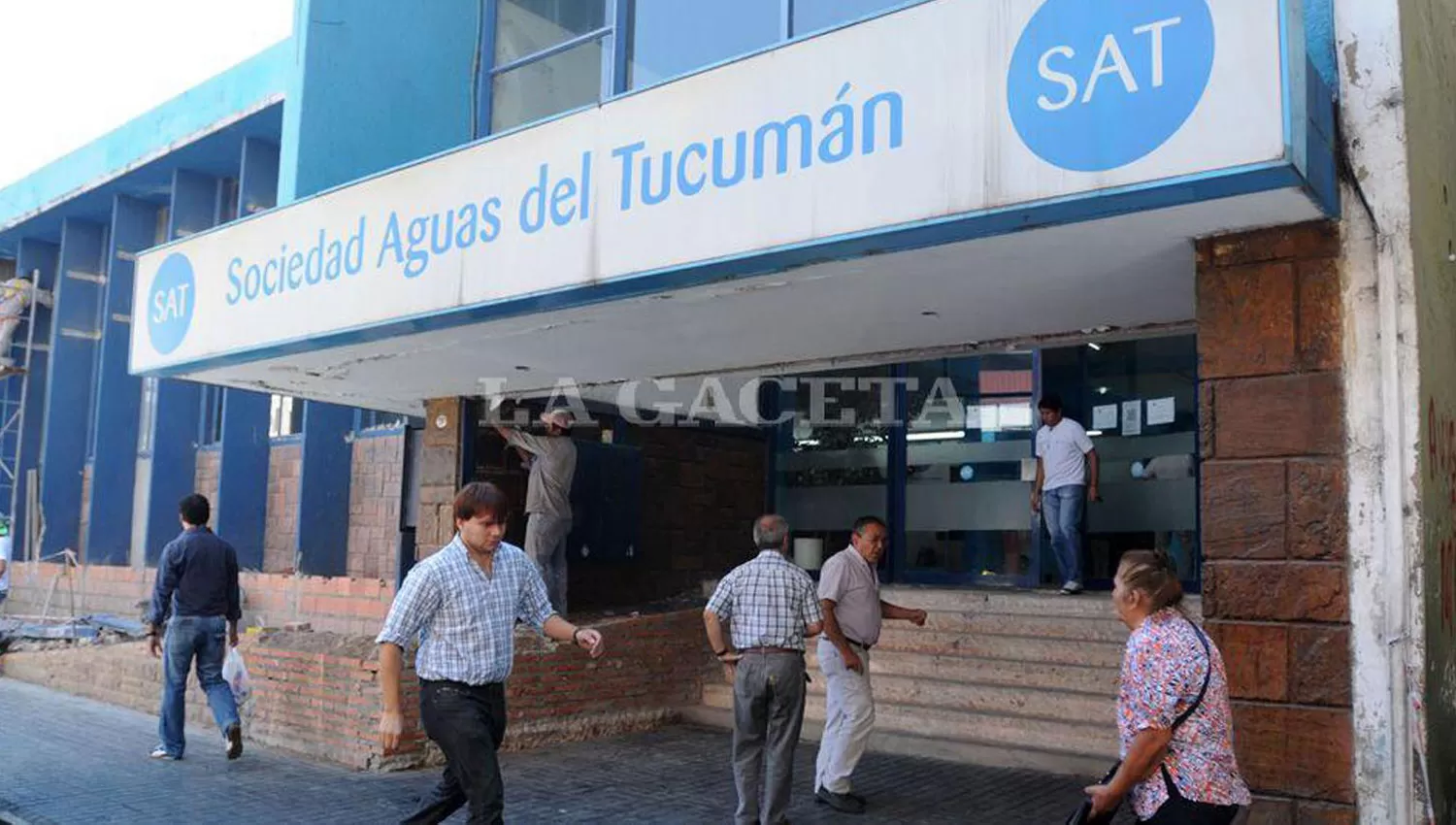 SOCIEDAD AGUAS DEL TUCUMÁN. La sede de la empresa, en la calle Monteagudo. ARCHIVO