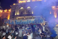 Los hinchas de Atlético llegaron a la Plaza Independencia para seguir festejando