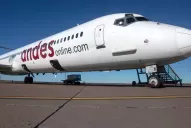Video: así fue el bautismo de agua al avión de Andes, la primera empresa low cost que opera en Tucumán