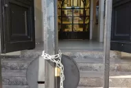 Caravanas polémicas: echaron a un alumno y suspendieron a 12 por un incendio en pleno centro