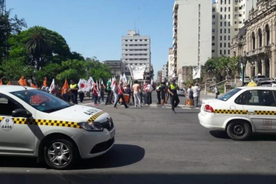 Tránsito caótico: manifestantes cortan la circulación en la zona de la plaza Independencia