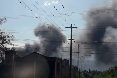 Video: varias dotaciones de bomberos trabajan en un incendio detrás del parque Guillermina
