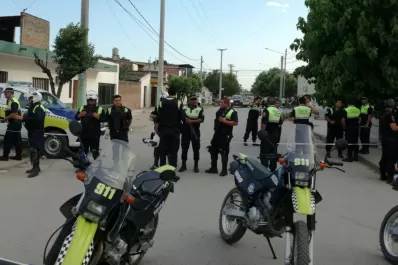 Quiso arrebatarle la cartera pero la mujer era policía y lo mató
