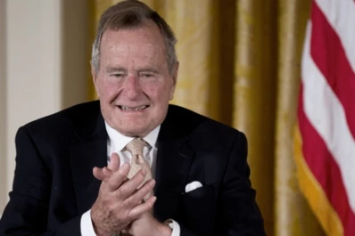 Otra mujer acusó al ex presidente Bush padre de haberla manoseado