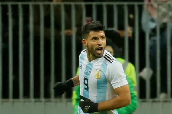 Agüero, resistido por los aficionados, le responde al DT
