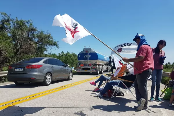 Cortan tres rutas en el sur y varias calles del microcentro: quieren bolsones y subsidios