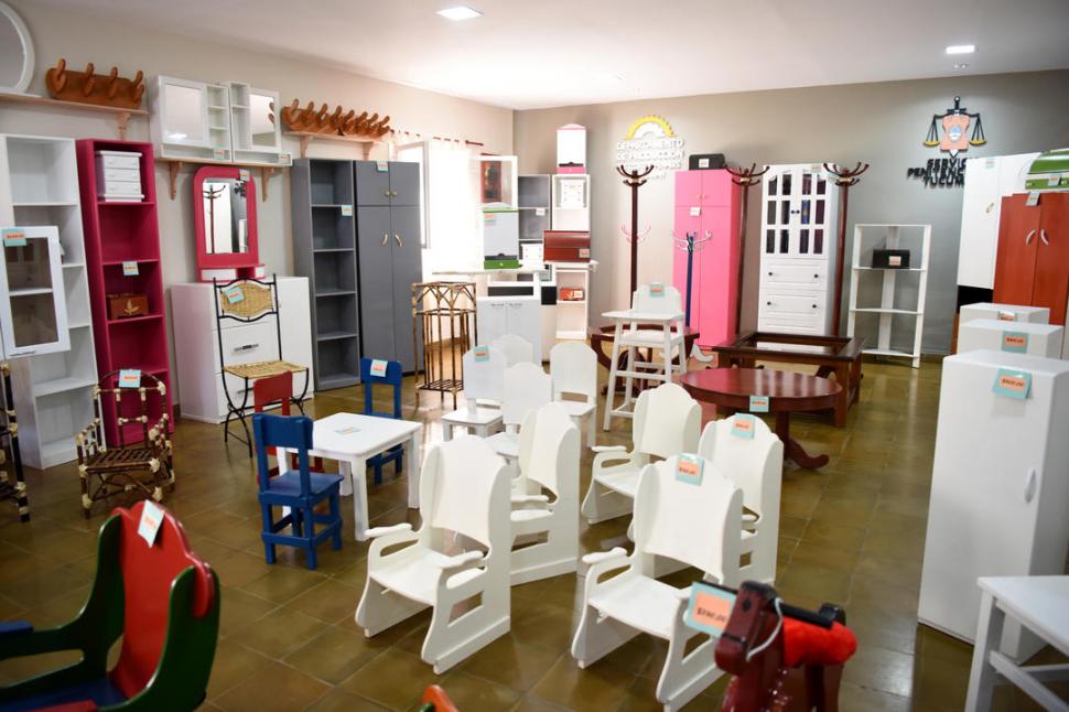 A LA VENTA. Los muebles elaborados    por los internos se pueden conseguir en  las oficinas ubicadas frente al penal de   Villa Urquiza.