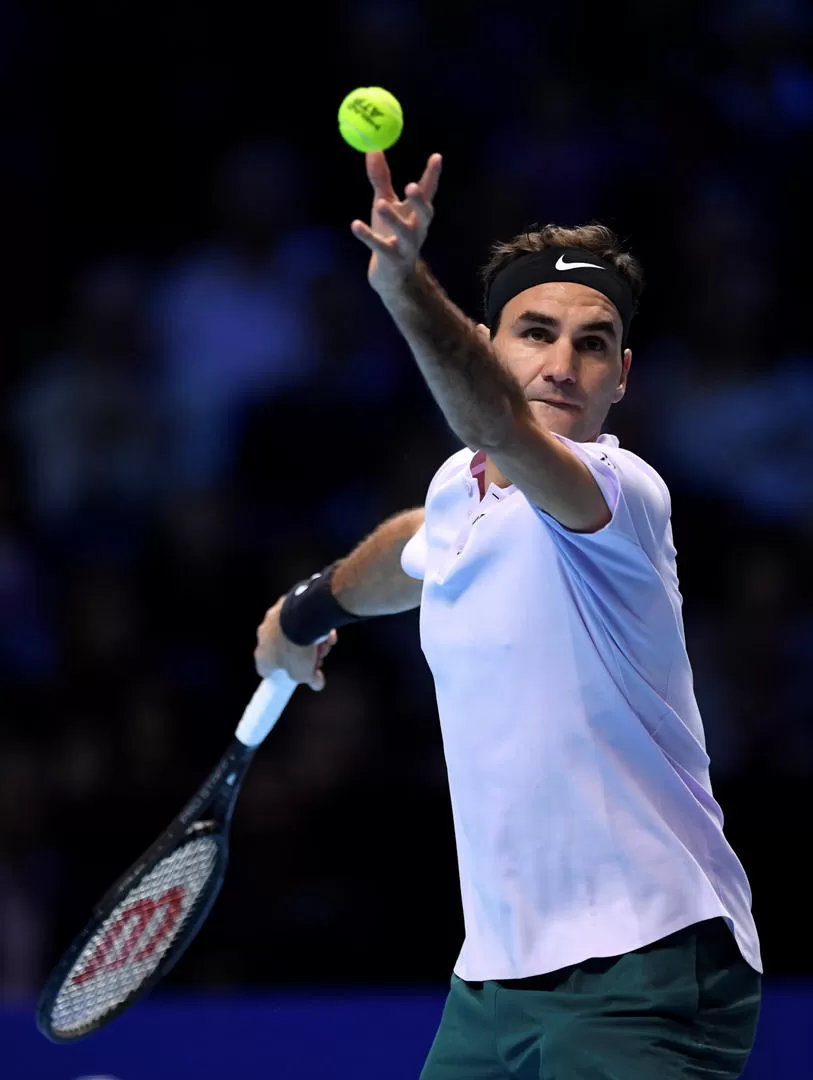 SAQUE. Federer comienza el armado del servicio durante el partido ante Sock. reuters