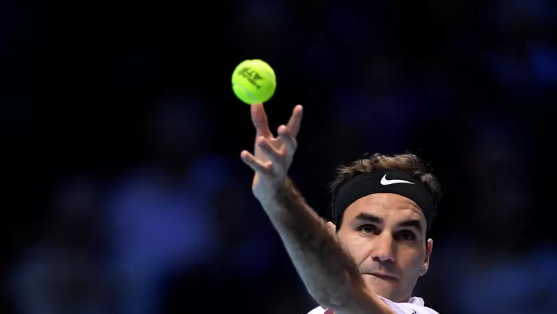 SAQUE. Federer comienza el armado del servicio durante el partido ante Sock. reuters