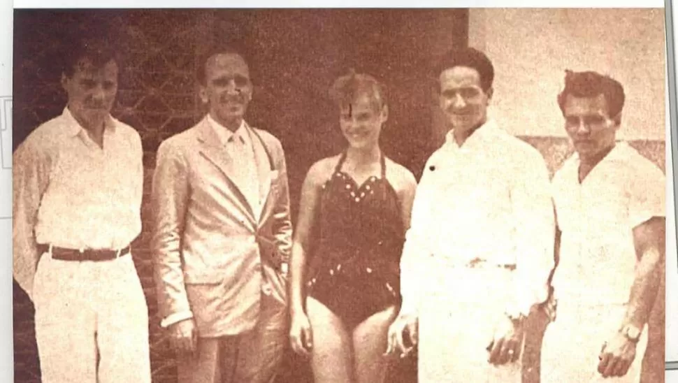 ACRÓBATAS.  El primero de la izquierda es Siegward Bach que actuó en 1952 en Tucumán. Posa junto a otros miembros de la troupe en 1957. 