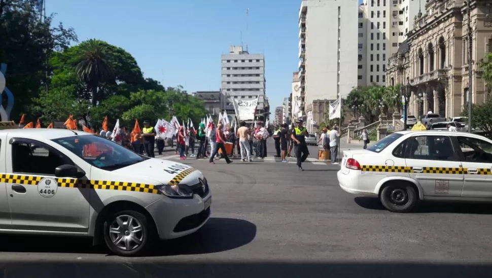 Tránsito caótico: manifestantes cortan la circulación en la zona de la plaza Independencia