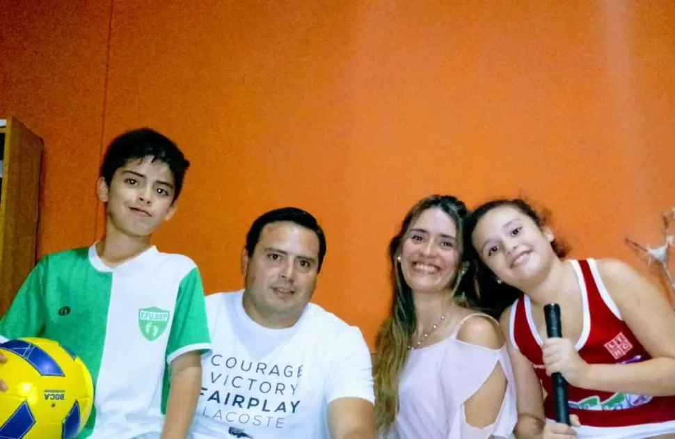 FAMILIA. Maldonado junto a su esposa, Silvana, y a sus hijos, Santiago y Lourdes.  