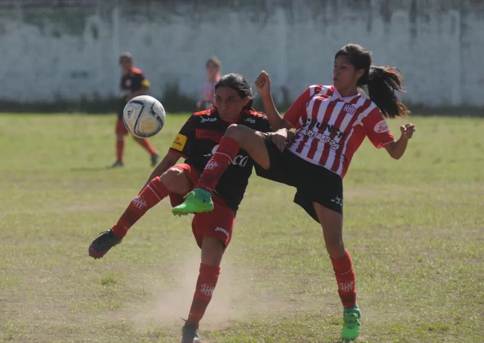 SE JUGÓ A TODO O NADA. Verónica Gómez y Sabina Coronel disputan la pelota. la gaceta / foto de FRANCO VERA 