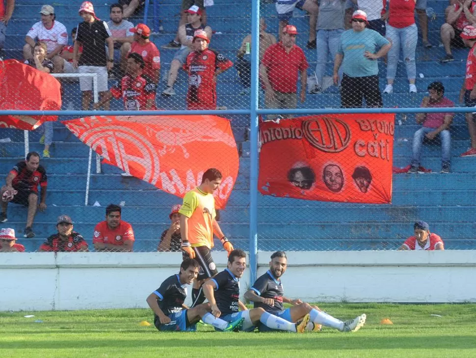 EL “CONDUCTOR”. Dip -figura- maneja el festejo de Marapa luego de convertir su gol, seguido por Moreno y Rodríguez.  la gaceta / foto de antonio ferroni