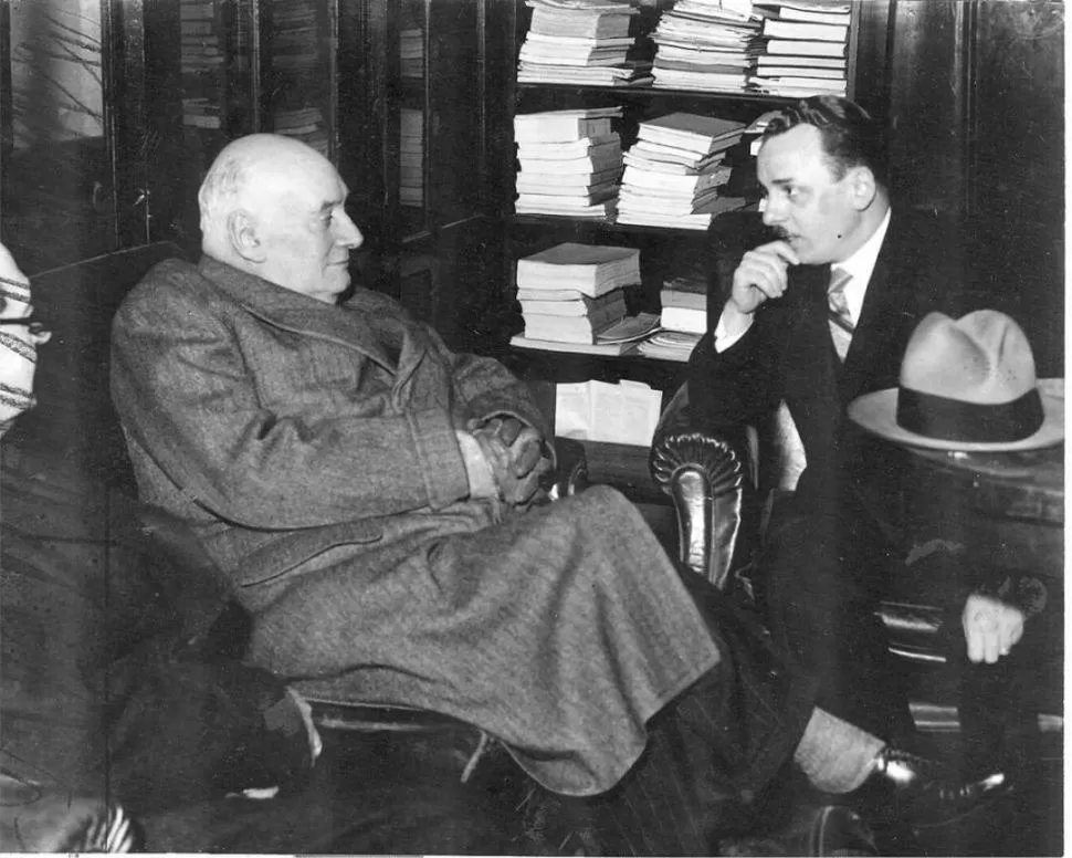 ALFREDO COVIELLO. El destacado intelectual, a la derecha, conversa con el ex presidente Marcelo T. de Alvear, en Tucumán. 