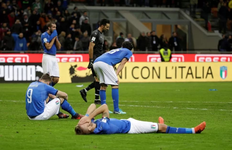 DESCONSUELO. Los jugadores italianos sufren luego del empate ante Suecia, que los dejó afuera del Mundial de Rusia. reuters
