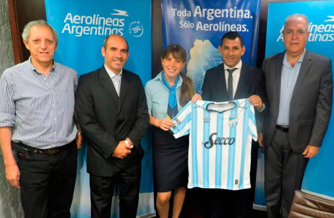 Hugo Bermúdez y Mario Leito junto a directivos de Aerolines. (FOTO @ATOficial)