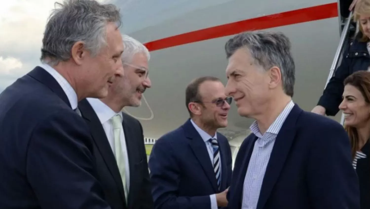 EN BRUSELAS, TIEMPO ATRÁS. Verón Guerra (izquierda) saluda al presidente Macri. 