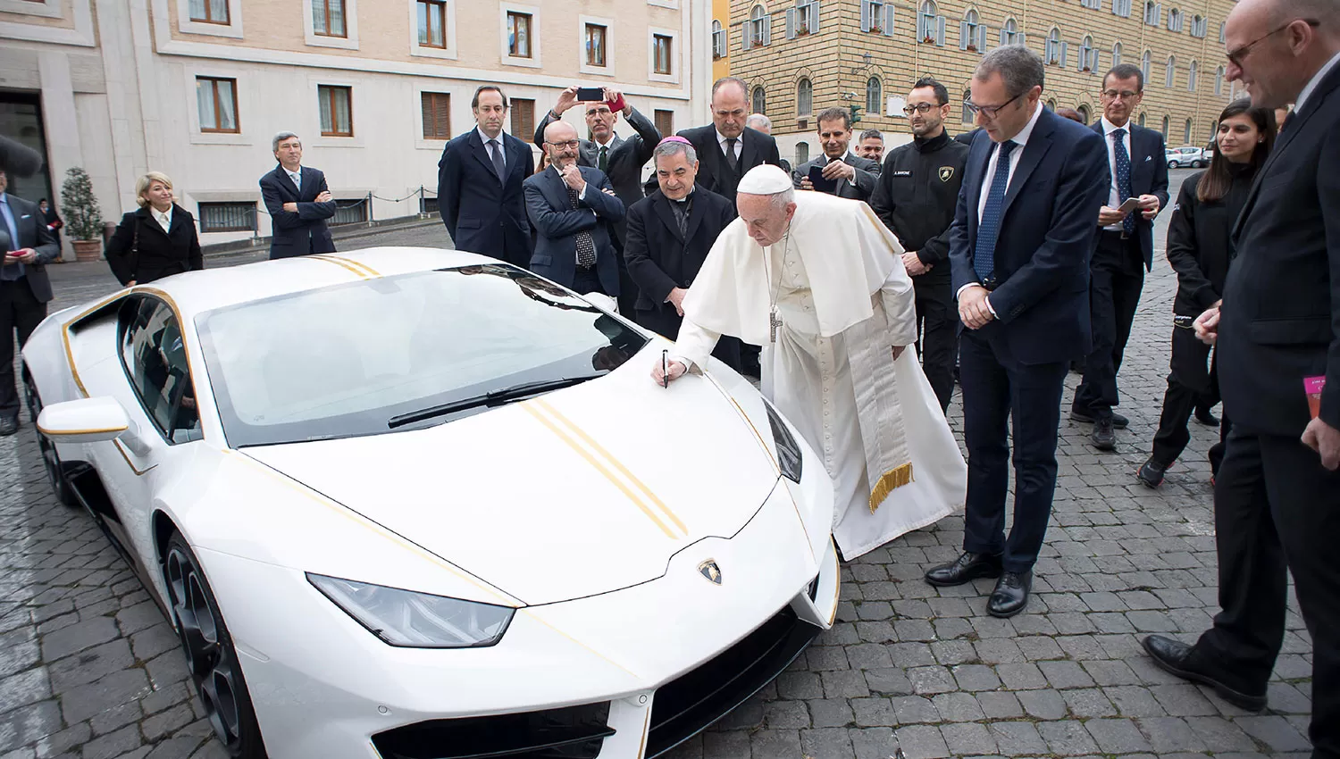 El vehículo que recibió el Papa tiene un valor millonario. REUTERS