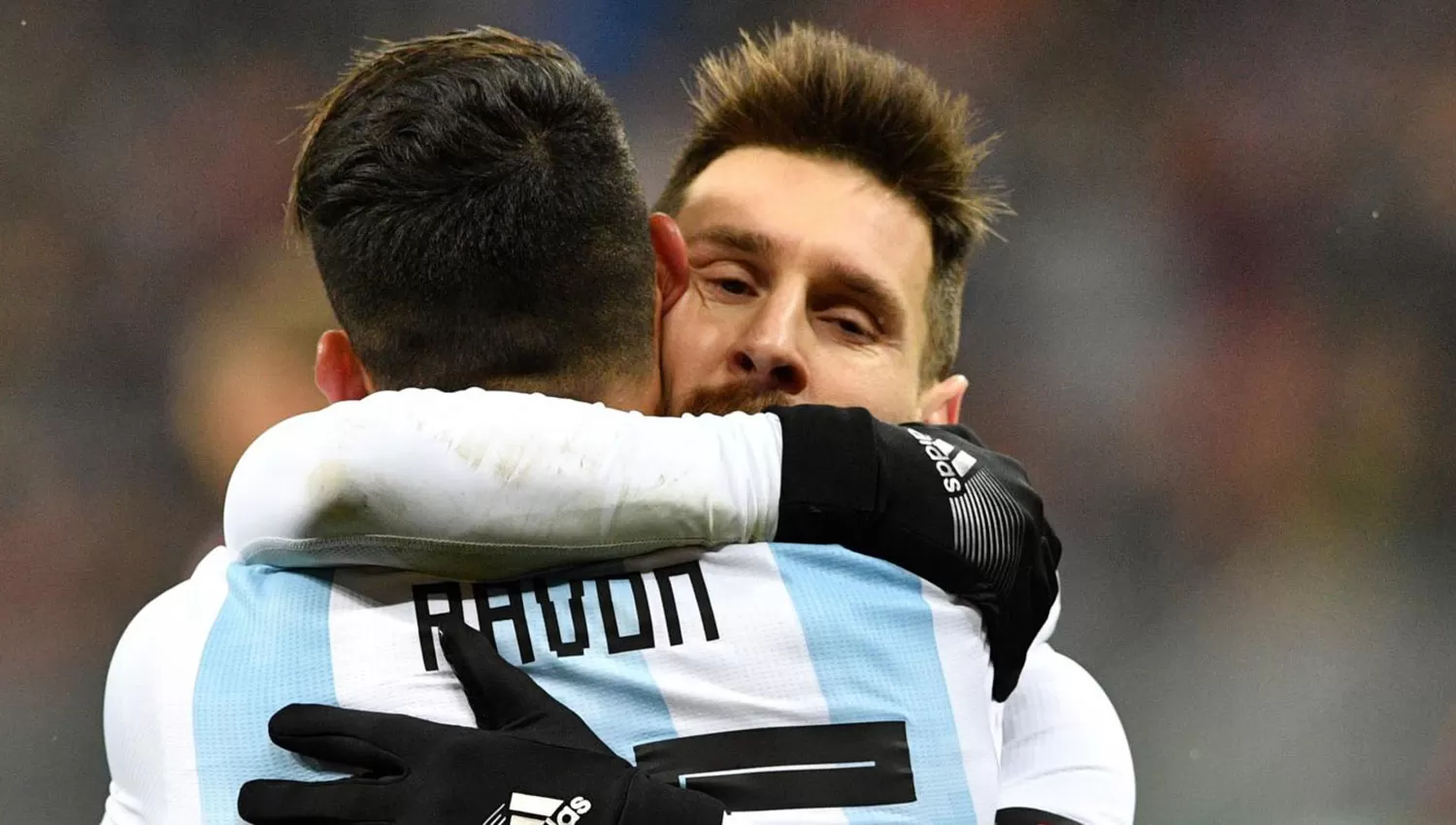El abrazo de Messi a Pavón en el amistoso contra Rusia. FOTO TOMADA DE TN.COM.AR