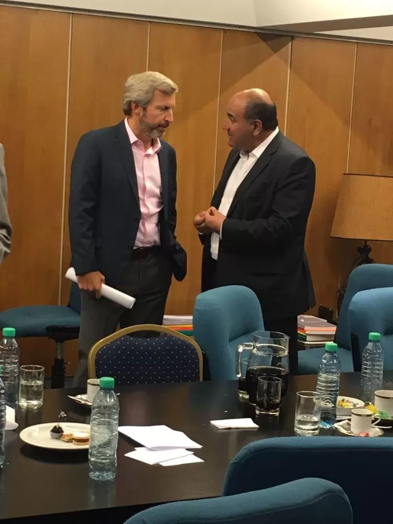 DIÁLOGO. Frigerio y Manzur charlaron cuando finalizó la reunión en el CFI.  