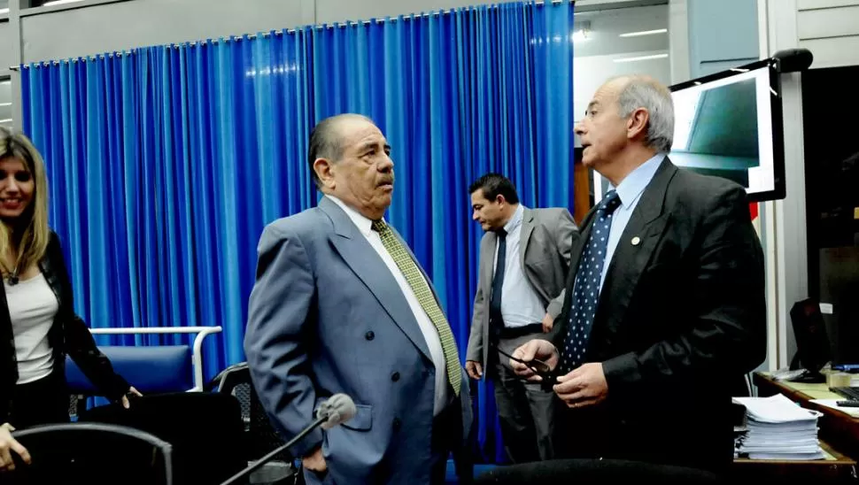 LA DEFENSA. El imputado Felipe Terán dialoga con el defensor oficial Ciro Lo Pinto. la gaceta / foto de franco vera