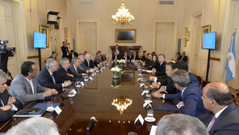 EL MOMENTO FINAL. Luego de largas negociaciones, Macri y los representantes de 23 provincias sellaron en la Casa Rosada los puntos del Pacto Fiscal. dyn