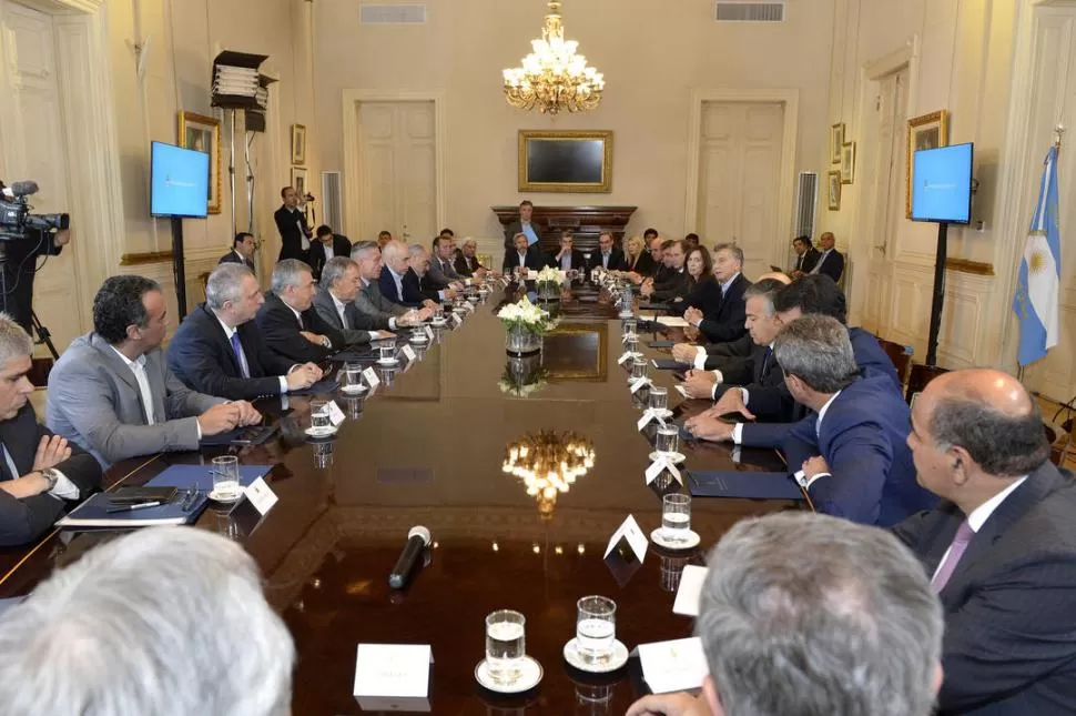 EL MOMENTO FINAL. Luego de largas negociaciones, Macri y los representantes de 23 provincias sellaron en la Casa Rosada los puntos del Pacto Fiscal. dyn