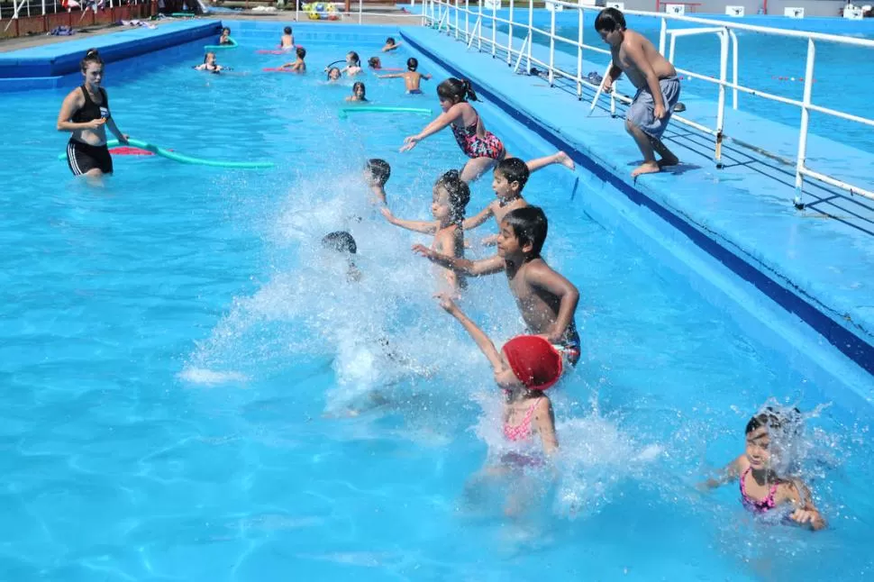AL AGUA. En muchas de las colonias los chicos aprenden a nadar y además juegan, asisten a campamentos, talleres, fiestas y excursiones. LA GACETA / FOTO DE ANALÍA JARAMILLO (Archivo).-