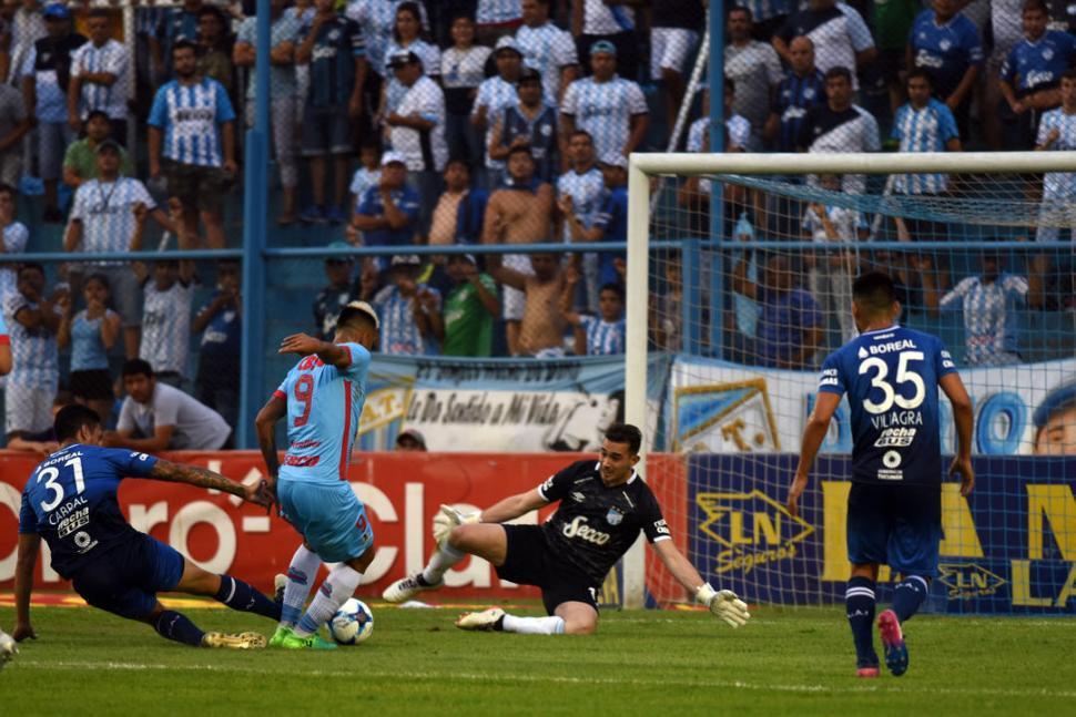 Atlético empató con Arsenal en un duelo discreto