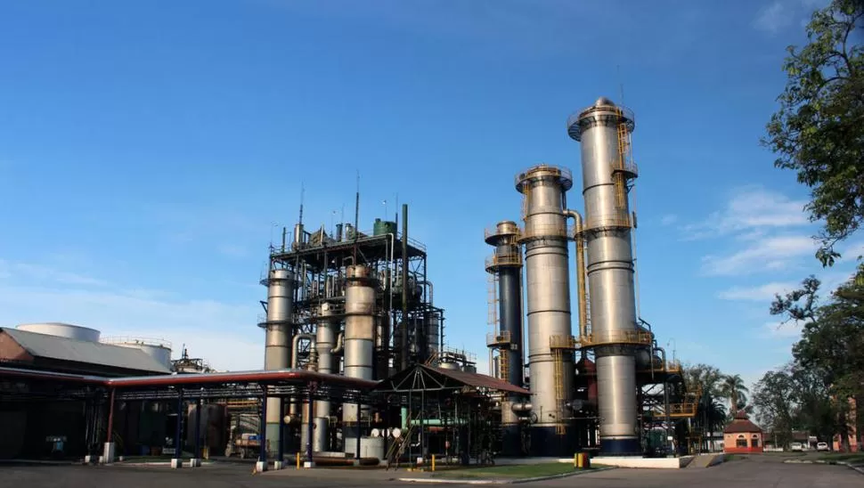 PLANTAS ENERGÉTICAS. En Tucumán se realizaron fuertes inversiones para producir bioetanol, que es utilizado como mezcla carburante en las naftas. 
