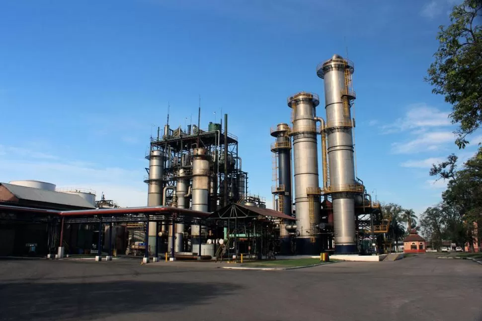 PLANTAS ENERGÉTICAS. En Tucumán se realizaron fuertes inversiones para producir bioetanol, que es utilizado como mezcla carburante en las naftas. 