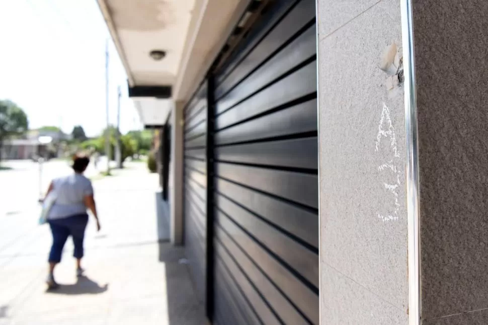 MAL MOMENTO. Las balas impactaron en la vivienda y en el vehículo, según fuentes policiales. la gaceta / foto de Analía Jaramillo