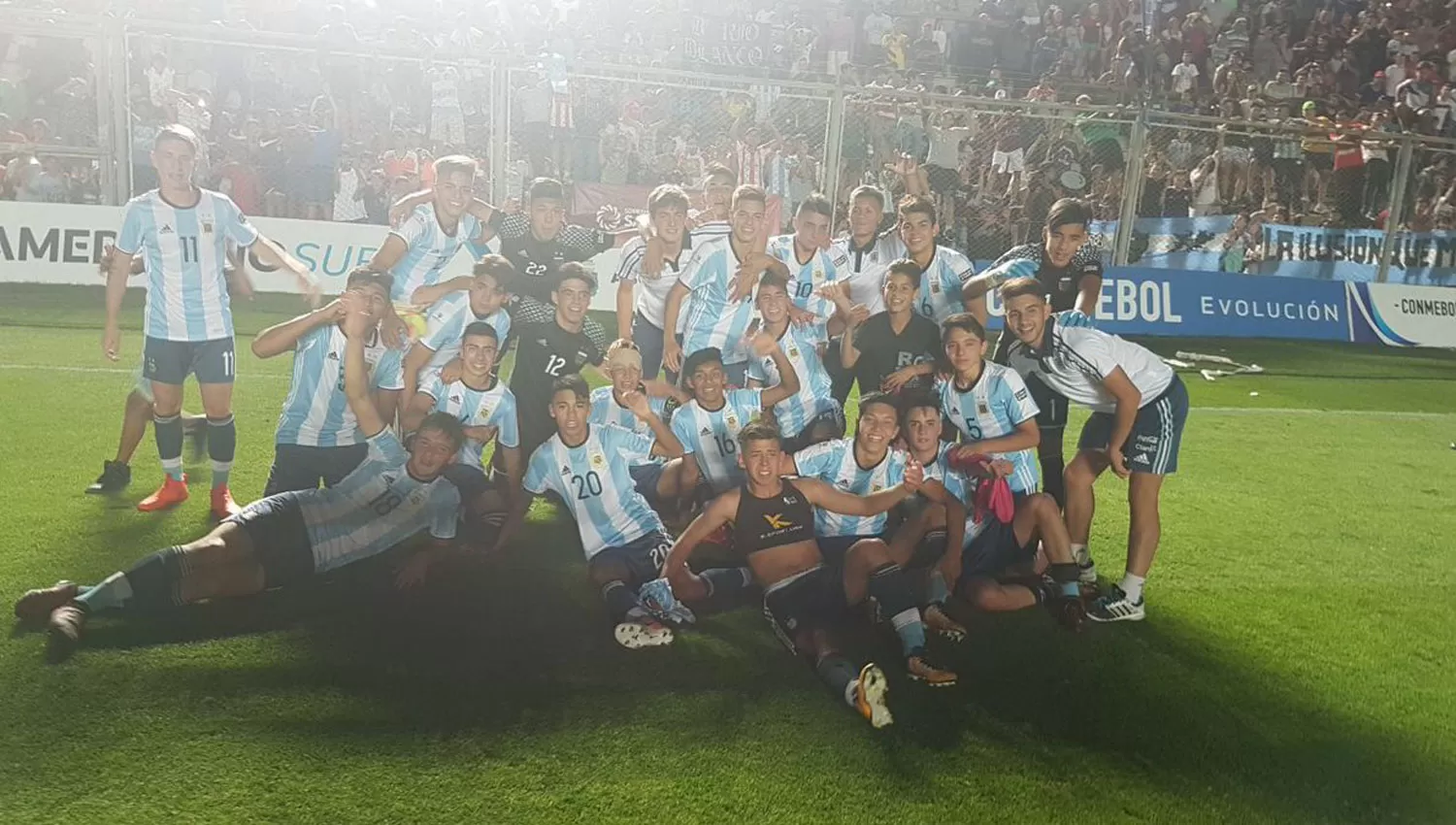 FELICES. Los pibes argentinos se consagraron en San Juan al vencer a Brasil. (@ARGENTINA)