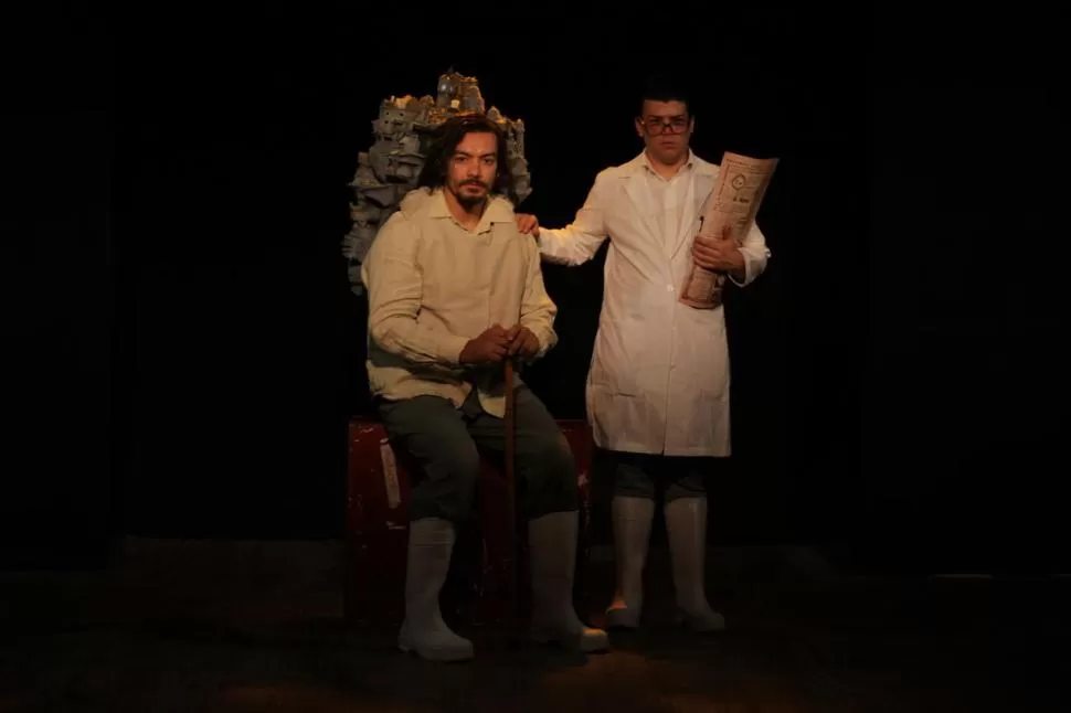 DESAFÍO. Sergio Domínguez lleva un mundo y Gabriel Carreras lo atiende, en la nueva obra de Martín Giner. Calavera Teatro.-