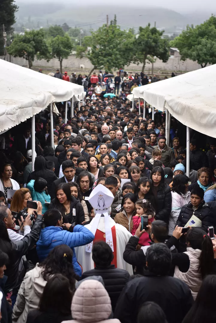 A PESAR DEL FRÍO. Una multitud acudió a la ceremonia en Tafí del Valle.