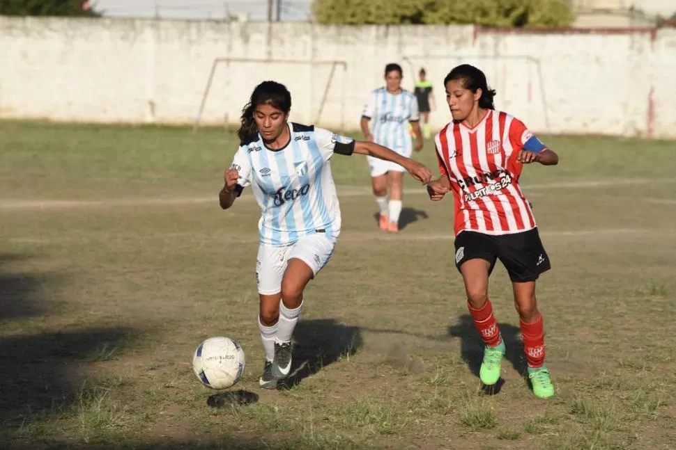 CUMPLIÓ. Melisa Coronel, de Atlético, trata de llevarse la pelota ante un rival. la gaceta / foto de diego aráoz