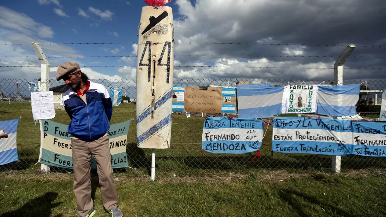 ANGUSTIANTE ESPERA. Familiares y transeúntes llenaron de mensajes esperanzadores la entrada a la Base Naval en Mar del Plata. REUTERS