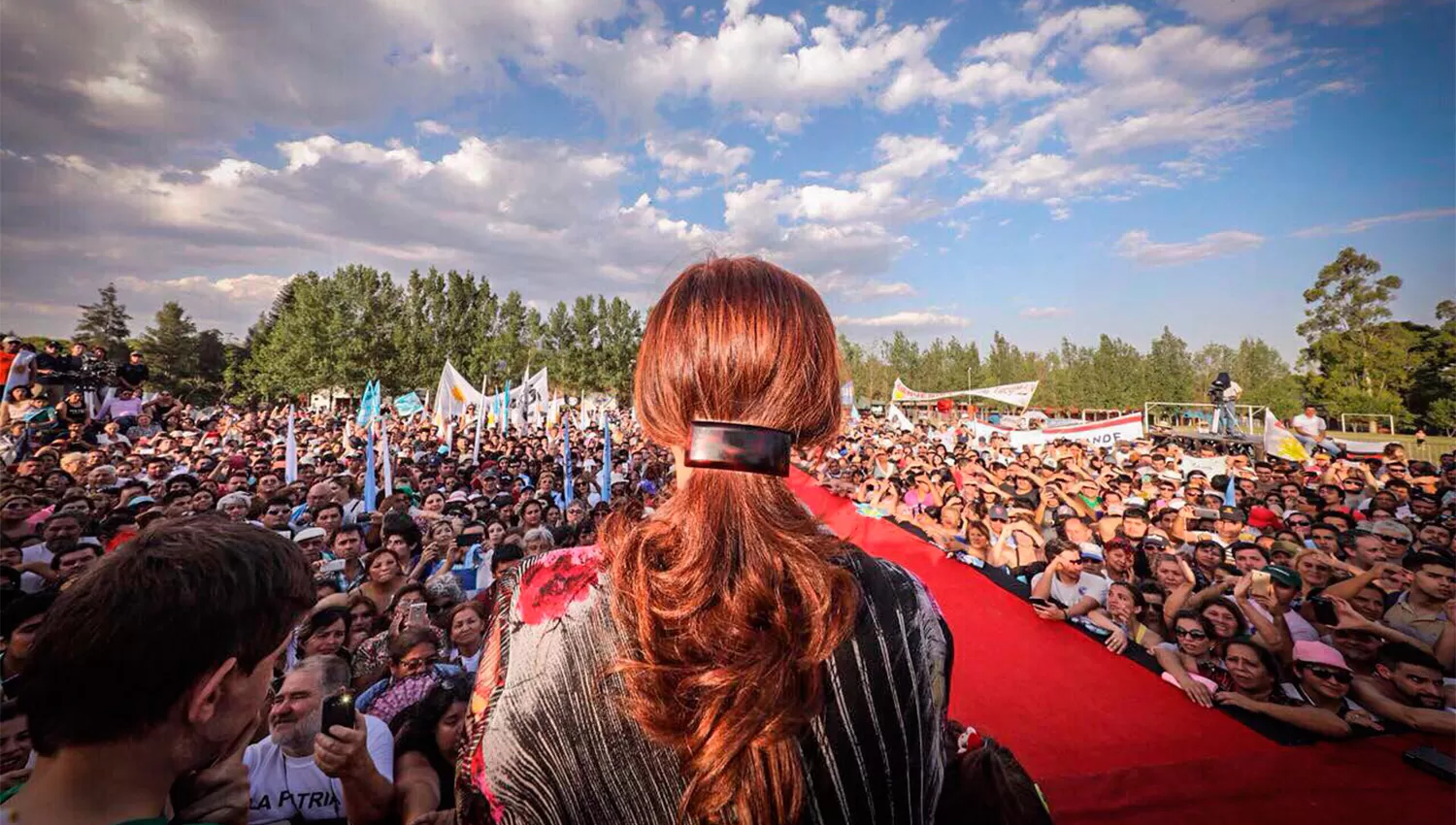 EN EL CADILLAL. Cristina Fernández de Kirchner habló ante unos 4.000 seguidores tucumanos. FOTO TOMADA DE TWITTER.COM/CFKARGENTINA