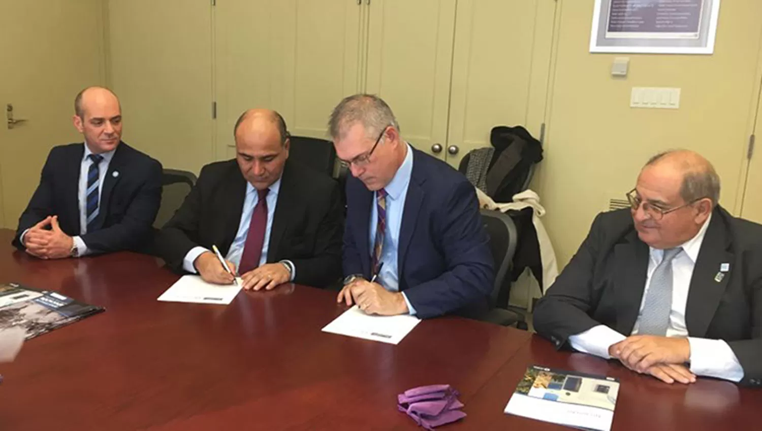 EN NUEVA YORK. Manzur firma el convenio con las autoridades de la Universidad. FOTO DE COMUNICACIÓN TUCUMÁN