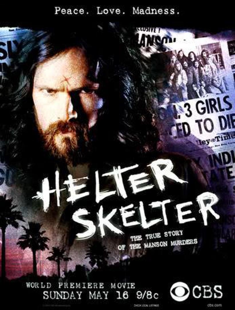 “Helter Skelter” es un libro editado en 1974 que explora los crímenes de Manson. Dos años más tarde inspiró una miniserie de televisión y una segunda versión como película.
